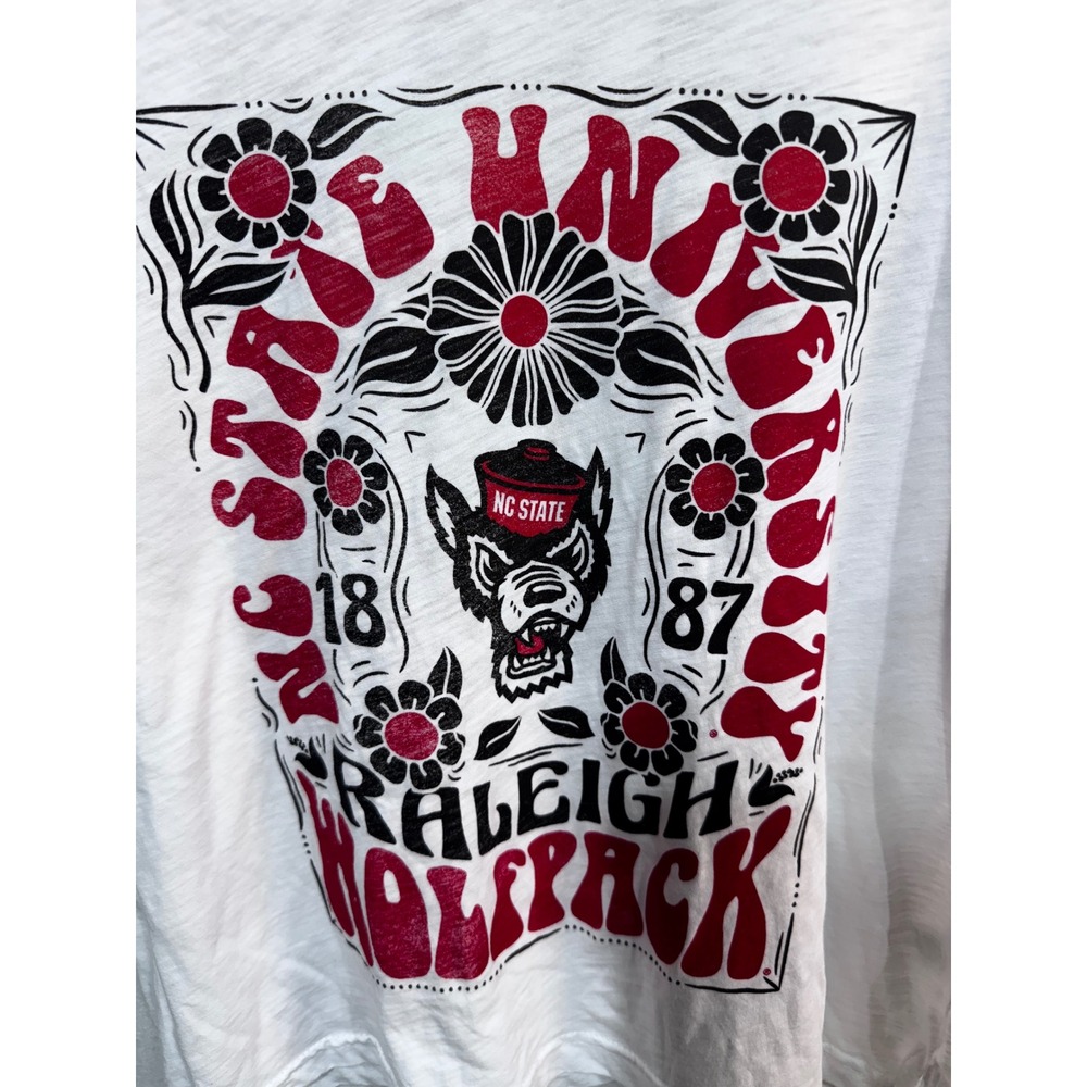 Pressbox Women's Medium White NC State Wolfpack T-Shirt Floral Graphic NWT - Picture 2 of 7